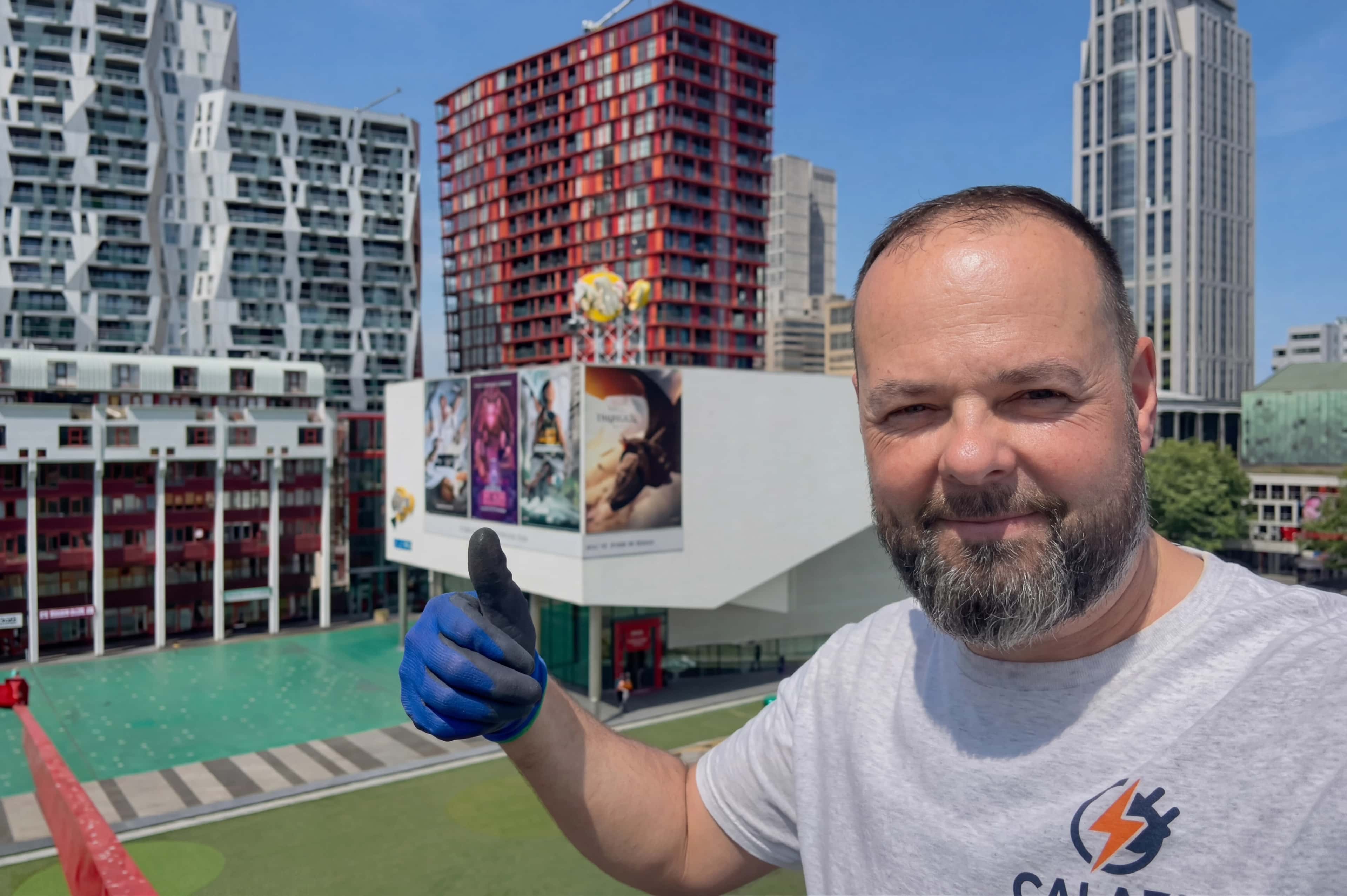 Elektricien van Calado aan het werk aan een elektrische installatie