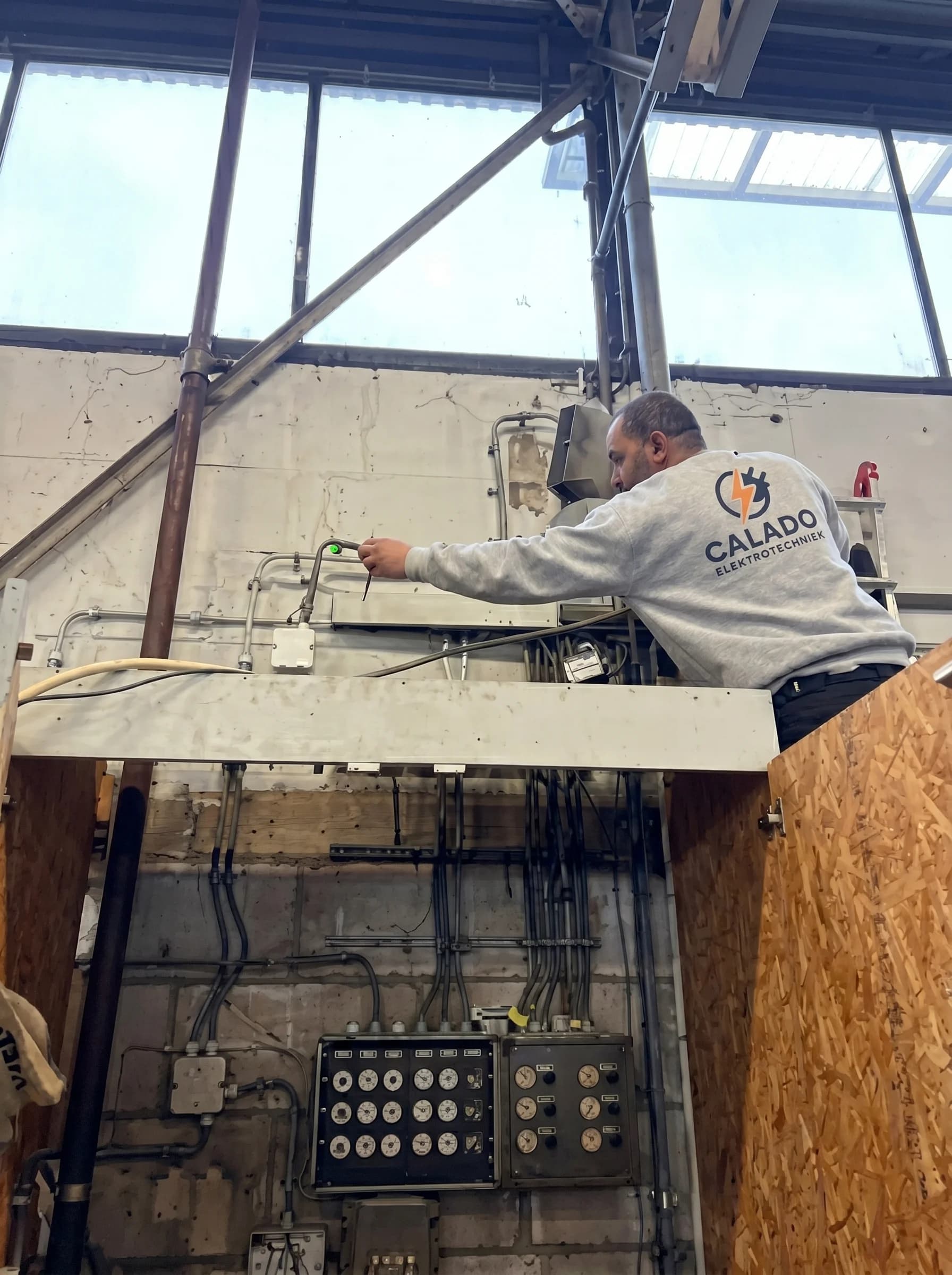 Elektricien werkt aan een bestaande elektrische installatie